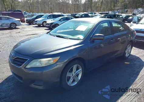 2010 Toyota Camry Le z USA, uszkodzony, nr VIN 4T1BF3EK2AU524713